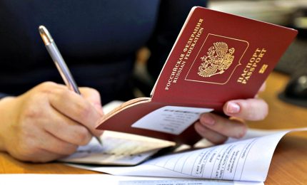 Commissione Ue sospende accordo su visti: entrare sarà molto più difficile per russi