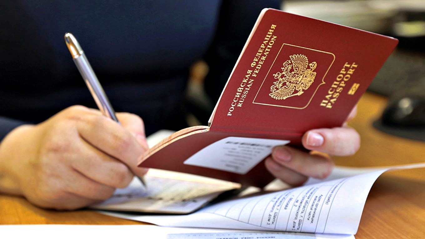Commissione Ue sospende accordo su visti: entrare sarà molto più difficile per russi