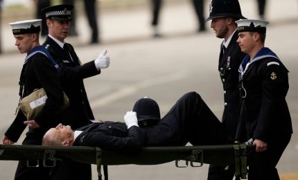 Funerali regina, un poliziotto sviene durante il corteo