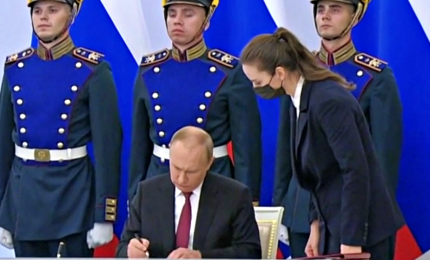 Putin proclama l'annessione delle regioni ucraine occupate. E la Nato condanna