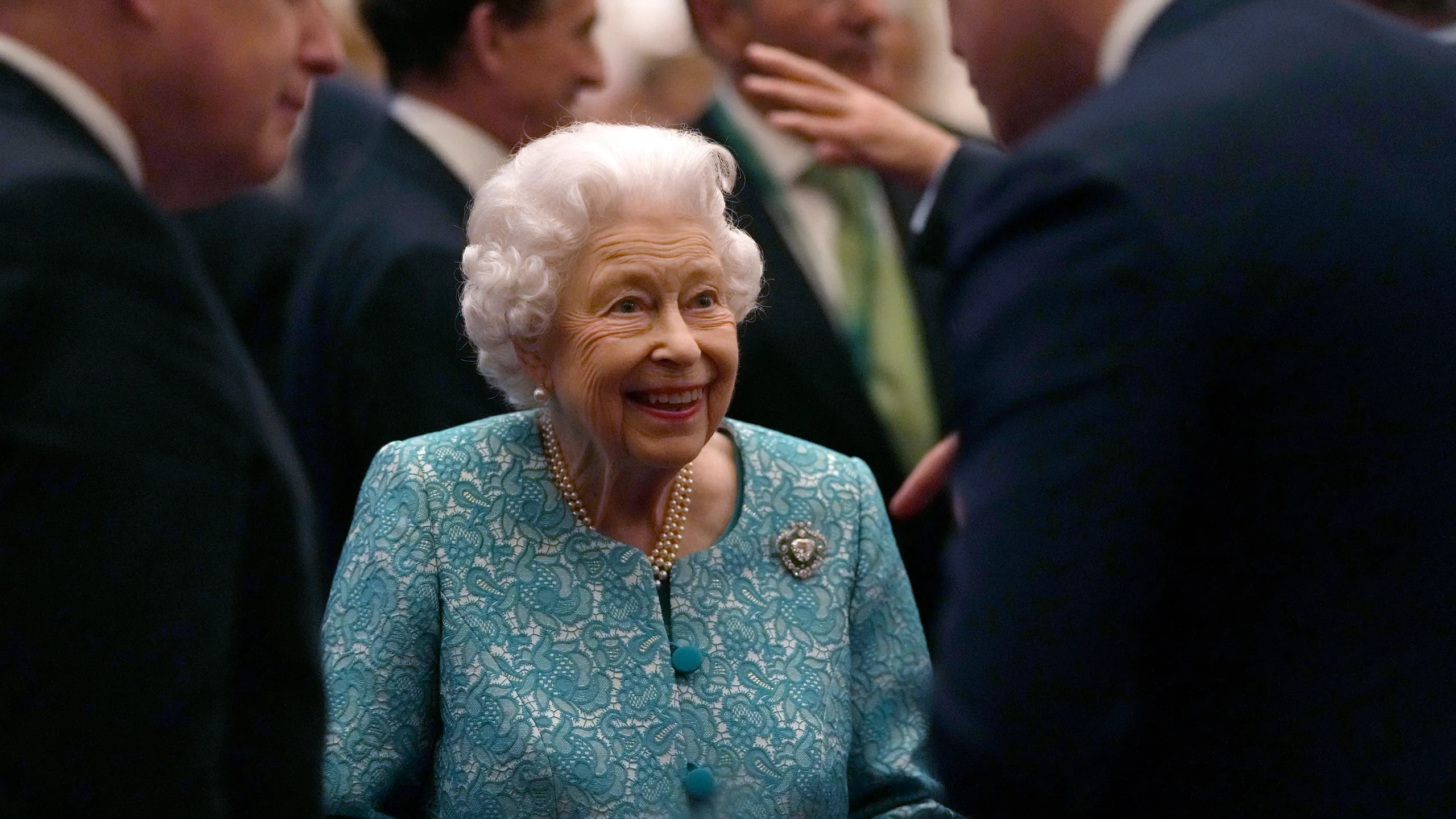 “E’ morta in pace” la regina d’Inghilterra Elisabetta II, il principe Carlo diventa automaticamente Re