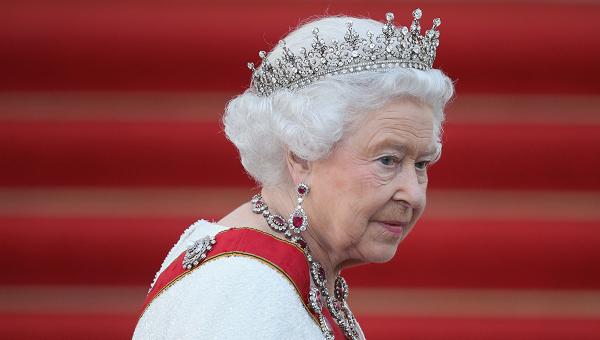 Elisabetta II ultimo atto: la bara della regina calata nel Royal Vault