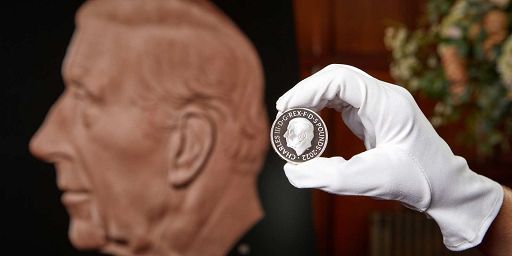 La zecca reale mostra le nuove monete con Carlo III