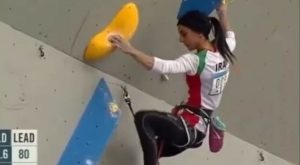 Iran, l'atleta che ha gareggiato senza velo si scusa su Instagram
