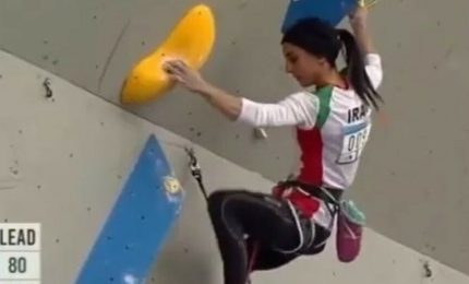Iran, l'atleta che ha gareggiato senza velo si scusa