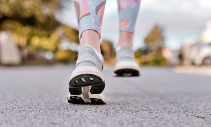 La camminata ci mantiene in salute: 5 benefici che ti faranno iniziare subito