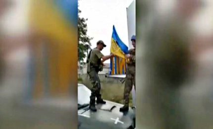 Donetsk, bandiera ucraina sventola a Lyman
