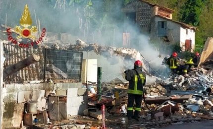 Esplosione a Lucca, crolla una palazzina: due morti