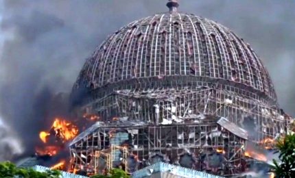 Crolla la cupola della Grande moschea di Giacarta