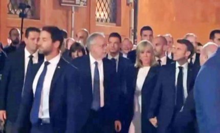 Applausi per Macron al sua arrivo a Trastevere