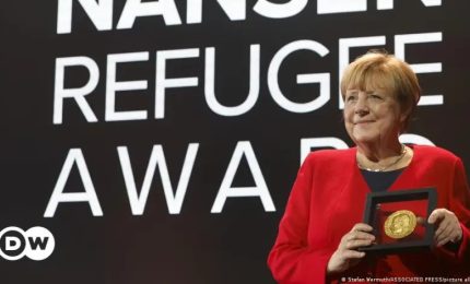 Rifugiati, L'ex cancelliera Merkel riceve premio Onu