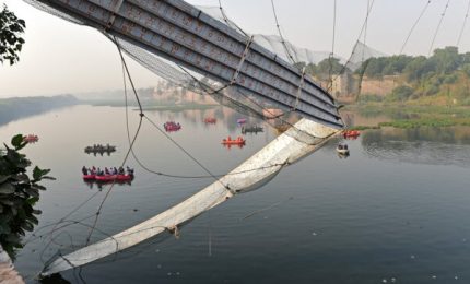 India, crolla un ponte pedonale: almeno 141 morti
