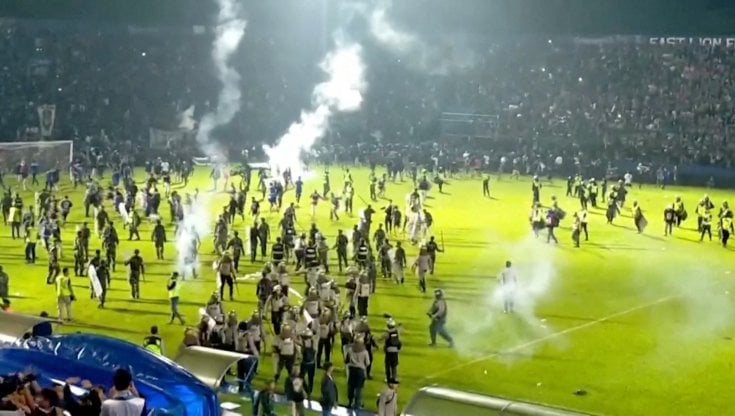 Scontri allo stadio dopo partita calcio, 182 morti