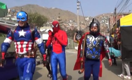 Poliziotti travestiti da Avengers in blitz anti-droga in Perù