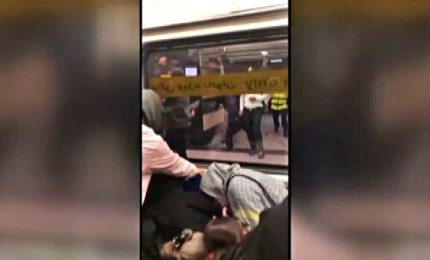 Iran, la folla grida nella metro "non sparate" alla polizia