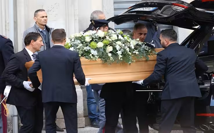 Funerali di Stato per Bobo Maroni, l’ultimo saluto è bipartisan