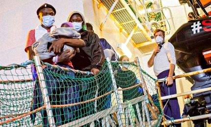 Migranti, Piantedosi: "Umanità e fermezza". Caos a bordo delle ong, 3 giovani in mare