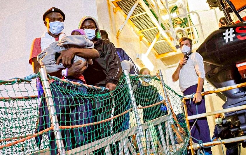 Migranti, Piantedosi: “Umanità e fermezza”. Caos a bordo delle ong, 3 giovani in mare