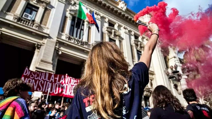 No Meloni day, mani rosse alzate contro il governo