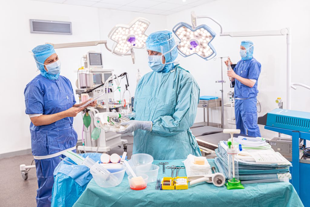 Strumenti sala operatoria: perché scegliere i kit chirurgici personalizzati