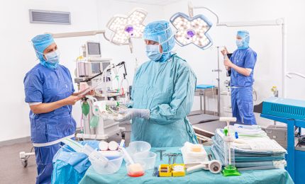 Strumenti sala operatoria: perché scegliere i kit chirurgici personalizzati