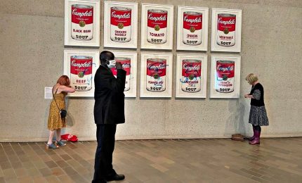 Si "incollano" a "Campbell's Soup" di Warhol