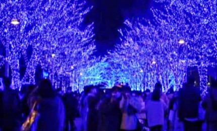 Tokyo si illumina per il Natale tra turisti e mascherine