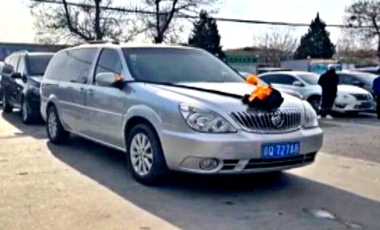 Covid-19, in Cina lunghe file di auto davanti ai crematori