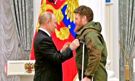 Putin decora i soldati pro-Russia nei territori annessi