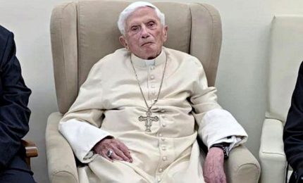 Ratzinger "lucido e vigile. Resta grave ma al momento stabile"
