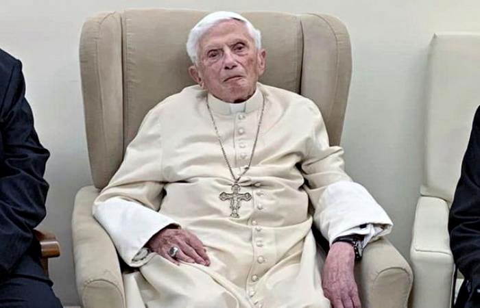 Ratzinger “lucido e vigile. Resta grave ma al momento stabile”