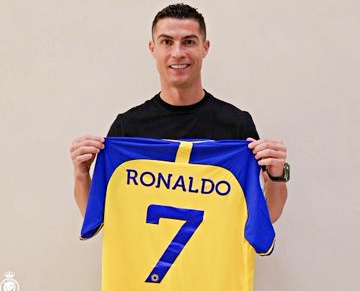 Cristiano Ronaldo firma con il club saudita Al Nassr