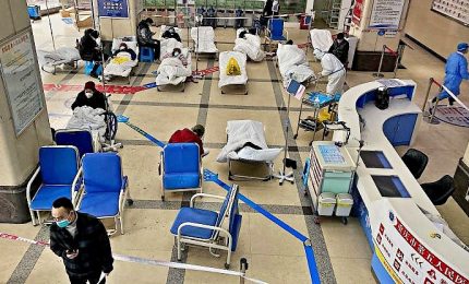 Cina, ospedali presi d'assalto: record ricoverati Covid