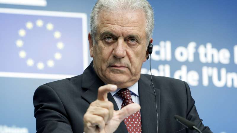 Qatargate, Avramopoulos nel mirino della Commissione Ue: “C’è tanto da chiarire”