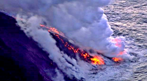 Distacco sulla sciara del fuoco a Stromboli, onda anomala