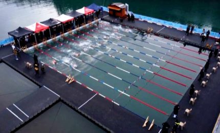 Gara di nuoto nell'acqua ghiacciata per 500 atleti