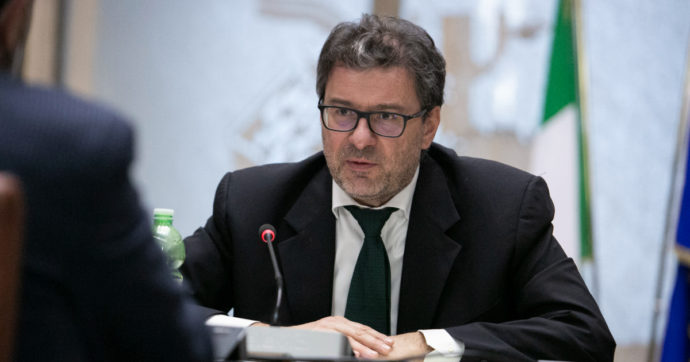 Dopo 14 anni torna “l’accisa mobile Bersani-Prodi”