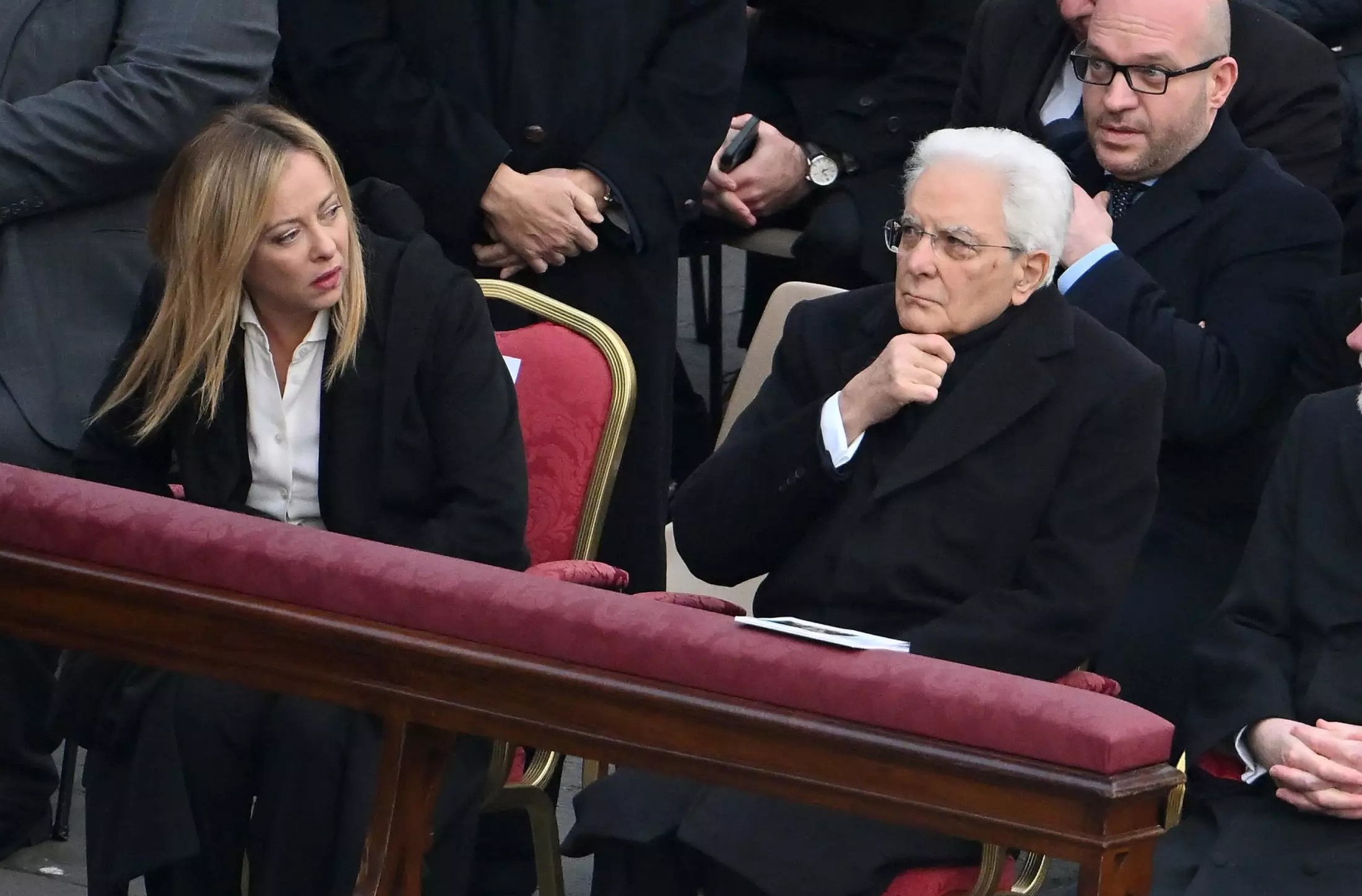 L'arrivo di Mattarella, Meloni e Fontana ai funerali di Ratzinger