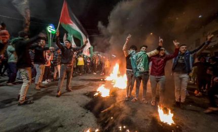 Palestinesi festeggiano attentato sinagoga