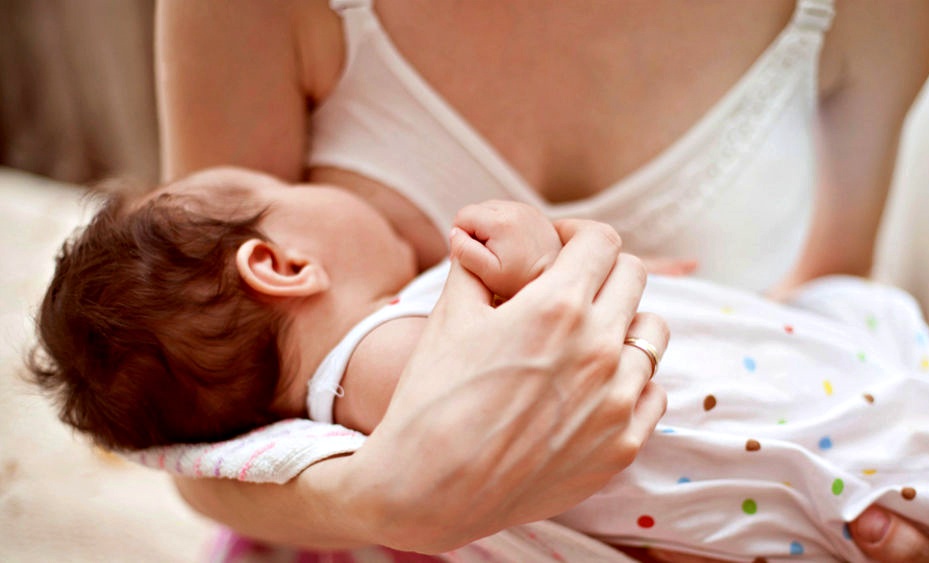 Neonato nuore soffocato mentre la manna allatta