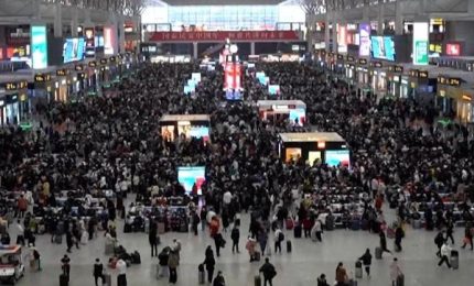 Covid in Cina, stop restrizioni: folla in stazione per vacanze