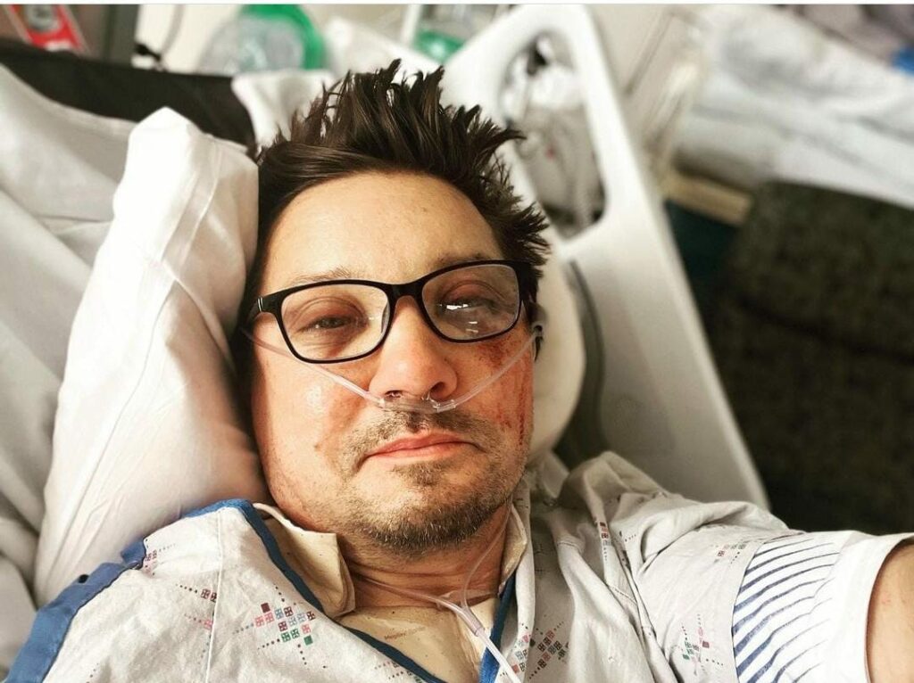 Il selfie di Jeremy Renner dopo l’incidente per ringraziare i fan