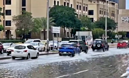 Dopo intense piogge strade come fiumi a Dubai