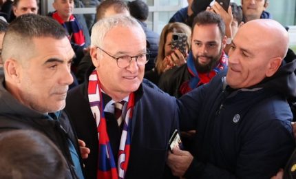 Ranieri, bagno di folla per il ritorno a Cagliari: "Risorgeremo"