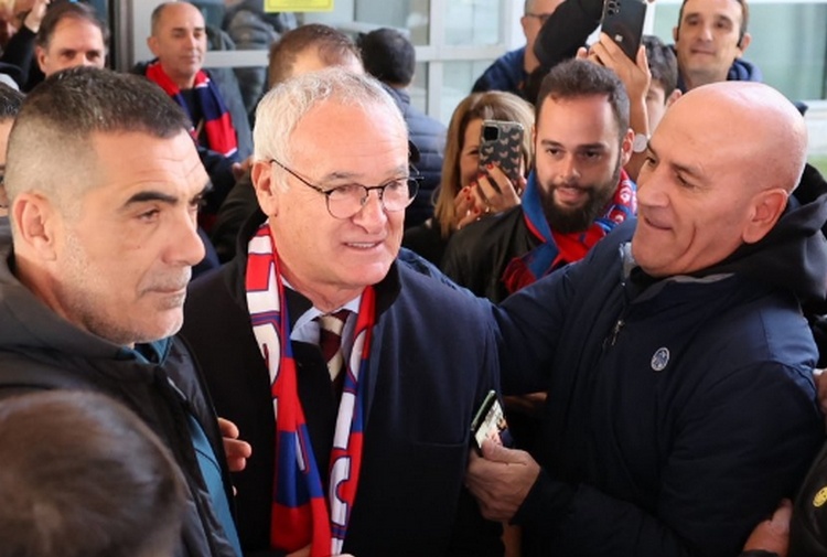 Ranieri, bagno di folla per il ritorno a Cagliari: “Risorgeremo”
