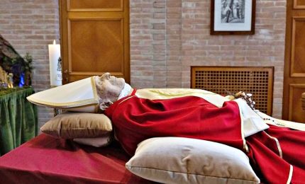 Addio a Ratzinger, omaggio dei fedeli in San Pietro