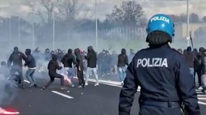 Il caso/Scontri tra tifosi sulla A1: arrestato ultras Roma. Sindacati di polizia: stop a trasferte