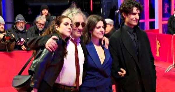 Berlinale, Philippe Garrel sfila sul red carpet con i tre figli