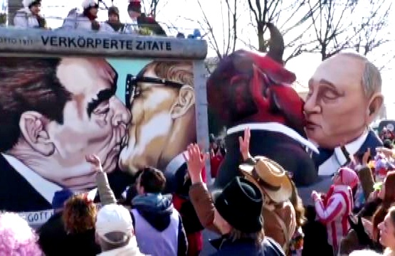 Le caricature di Putin ed Elon Musk al carnevale di Colonia