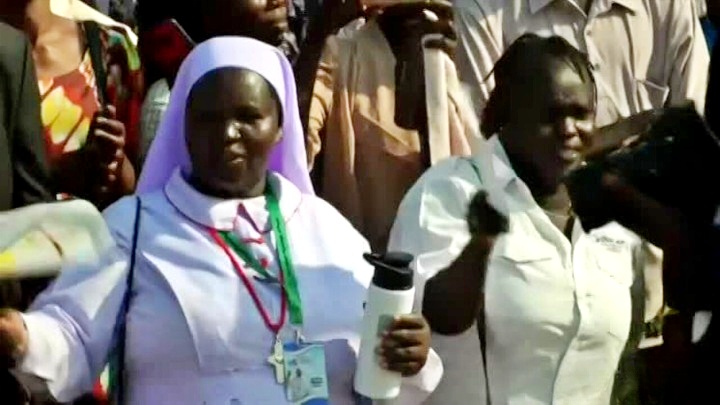 Una folla accoglie il Papa a Giuba in Sud Sudan_cleanup